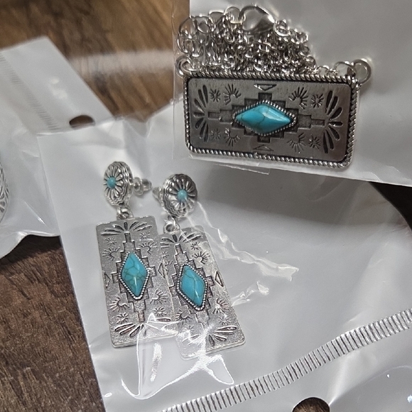 Fashion Jewelry Silver and Turquoise Jewelry Set - Picture 4 of 5